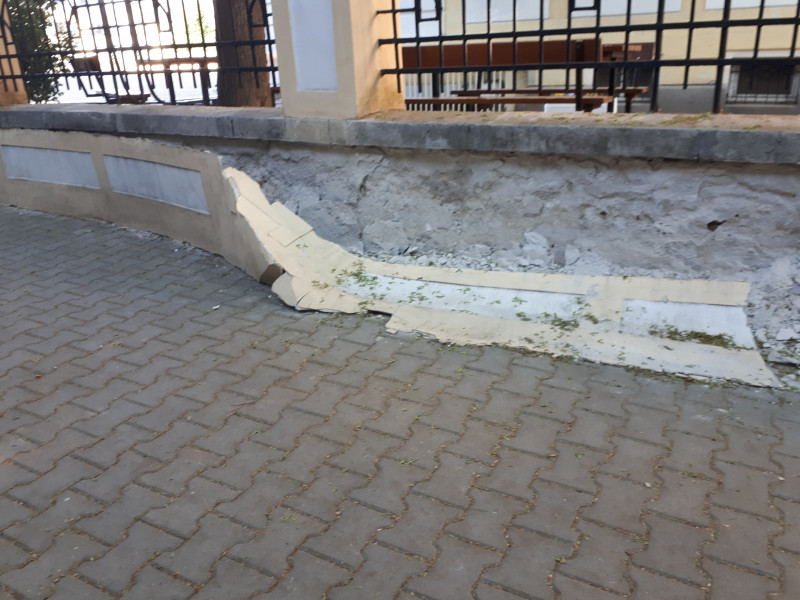 Руши се оградата на училище в центъра на София