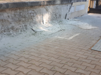 снимка 1 Руши се оградата на училище в центъра на София