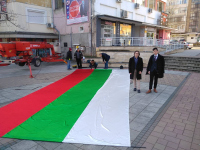 снимка 1 В Разград издигнаха 9-метрово българско знаме