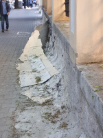 снимка 4 Руши се оградата на училище в центъра на София