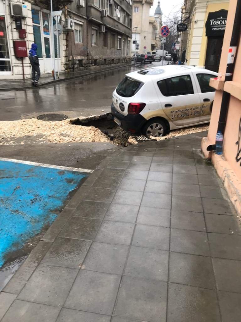 кола пропадна дупка ремонт центъра русе