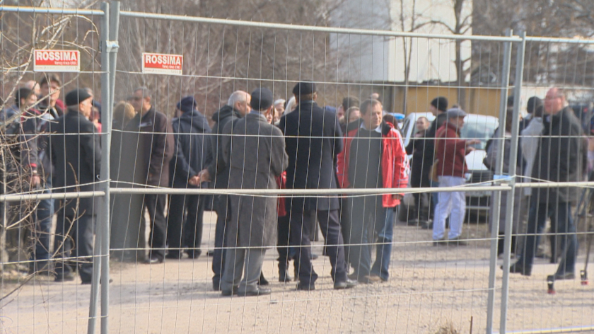 Учени от БАН протестират срещу заграден имот