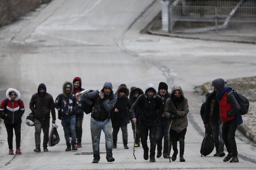 гръцката гранична полиция използва сълзотворен газ шокови гранати спре мигранти