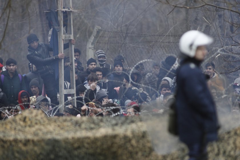 Продължава напрежението по границата между Турция и Гърция