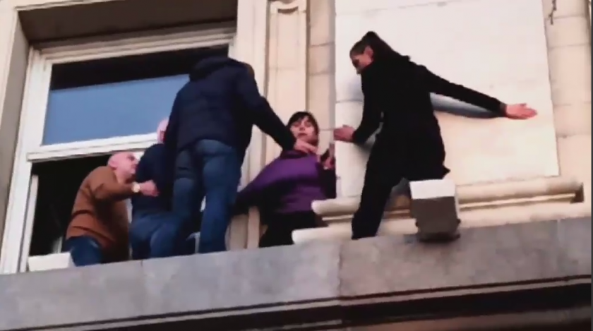 Опитаха да свалят медицинските сестри от перваза на бившия Партиен дом