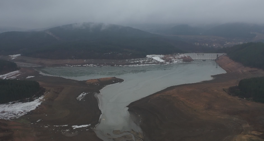 Покачва се нивото на язовир "Студена"