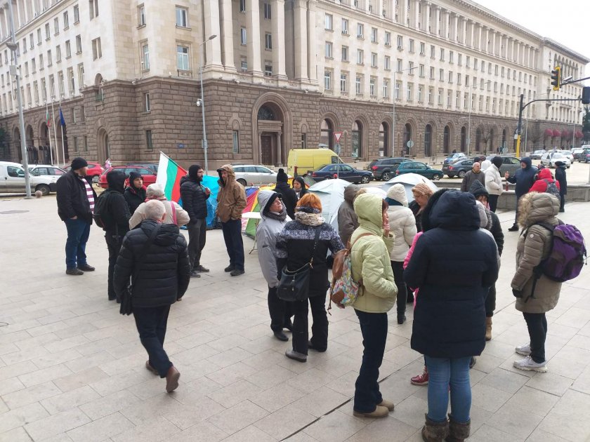 Пет медицински сестри останаха барикадирани в сградата на бившия Партиен дом