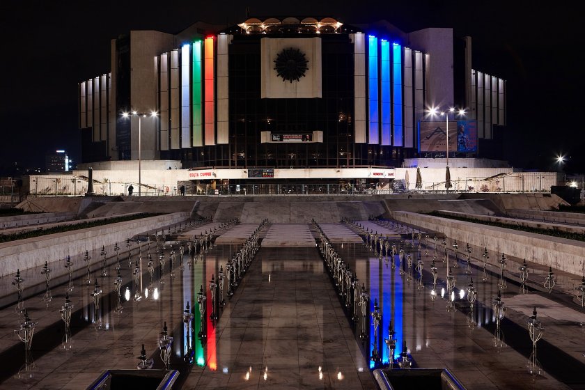 ндк освети сградата флаговете българия знак солидарност