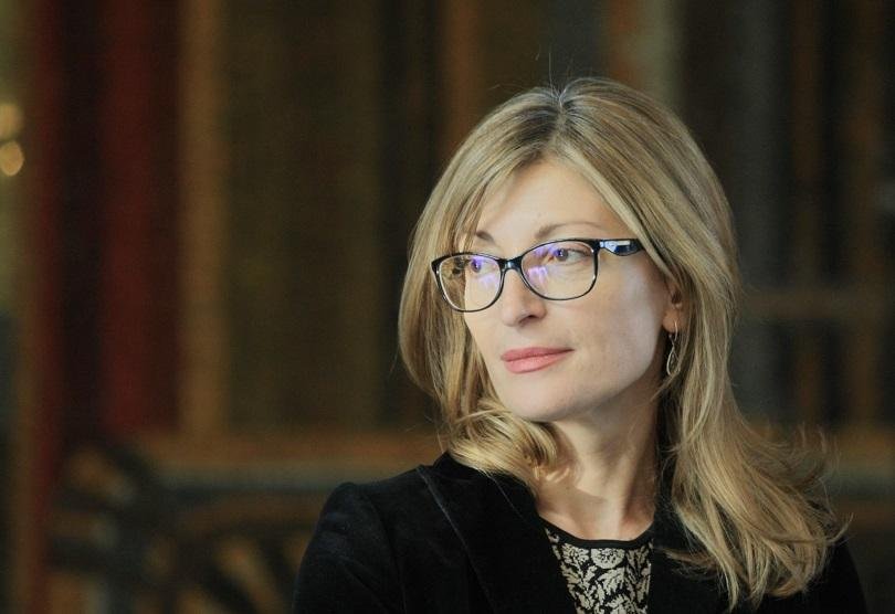 Захариева: Служебният паспорт не дава имунитет или привилегия при преминаване на границата