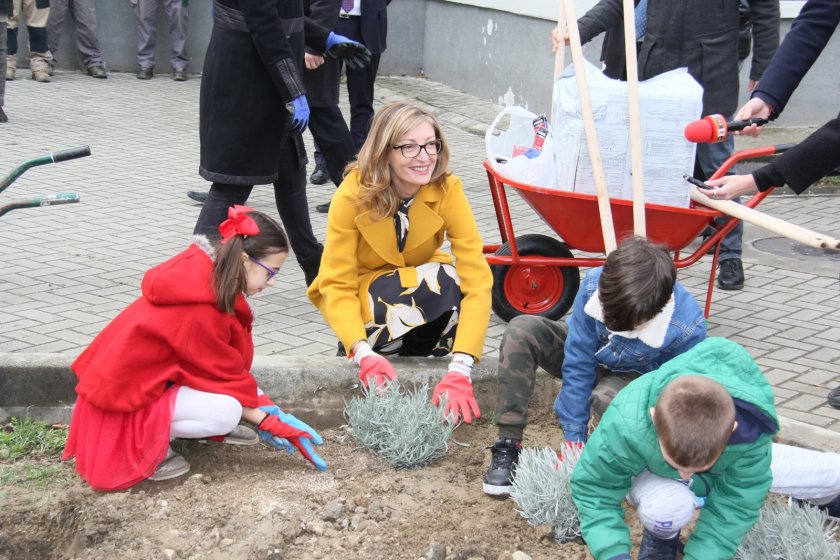 захариева участва инициатива засаждане дръвчета училище скопие