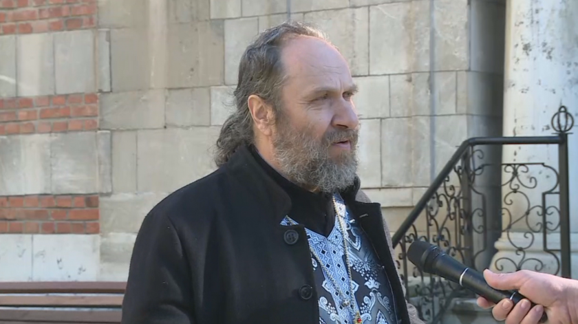 Свещеници посещават най-възрастните хора в Русе по домовете