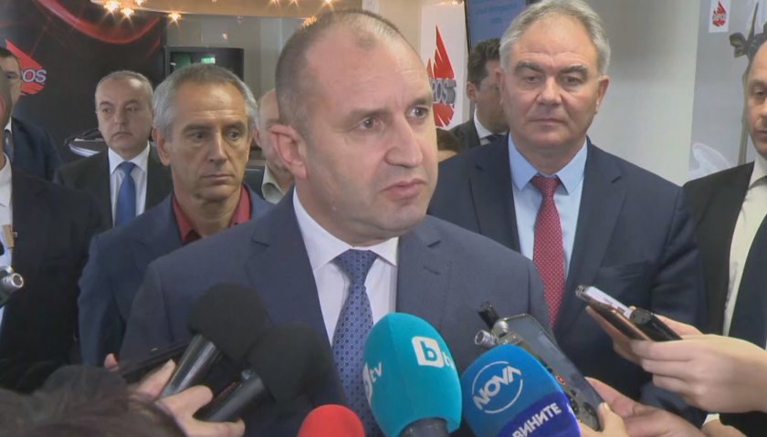 Румен Радев: Политиците не трябва да се правят на лекари и обратното