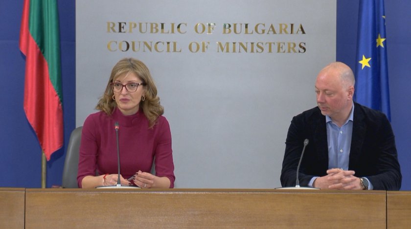 Сънародниците ни по света да не пътуват, призоваха Захариева и Желязков