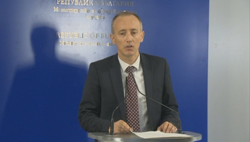 МОН стартира електронно обучение в понеделник, рано е да се каже дали ще се удължи учебната година