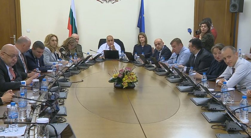 След извънредното заседание на МС: Няма да се затварят бензиностанции