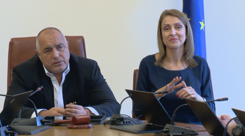 Премиерът призова към спокойствие след заседание с щаба и министри