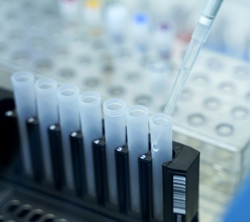 Светът в борба с COVID-19: Канада затвори границите, в САЩ ваксинират доброволци с тестов препарат