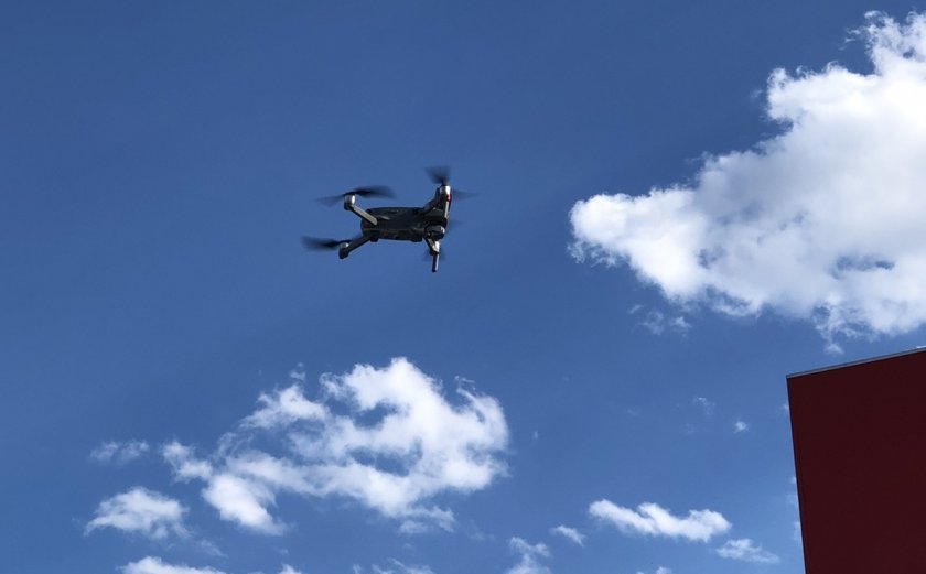 Дрон съобщава на жителите на "Факултета" какви мерки да вземат срещу Covid-19