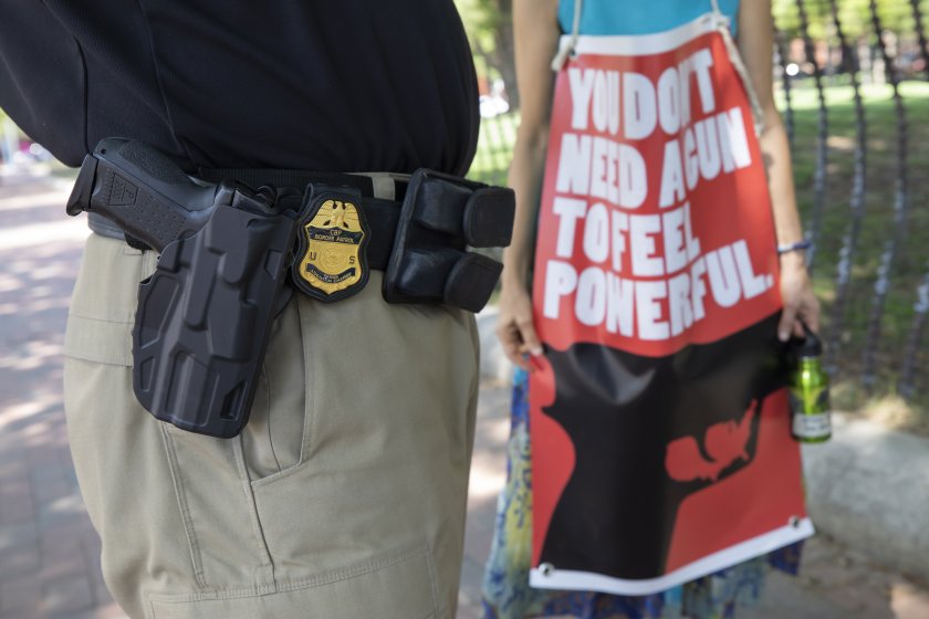 Ръст на продажбите на оръжие в САЩ заради коронавируса