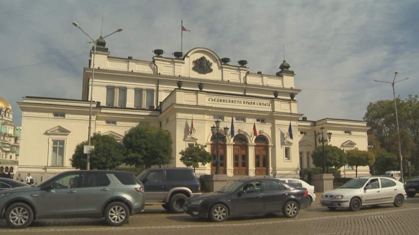 Депутатите гласуват закона за мерките по време на извънредно положение