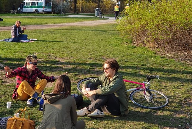 мюнхен спазват мерките covid парковете пълни хора