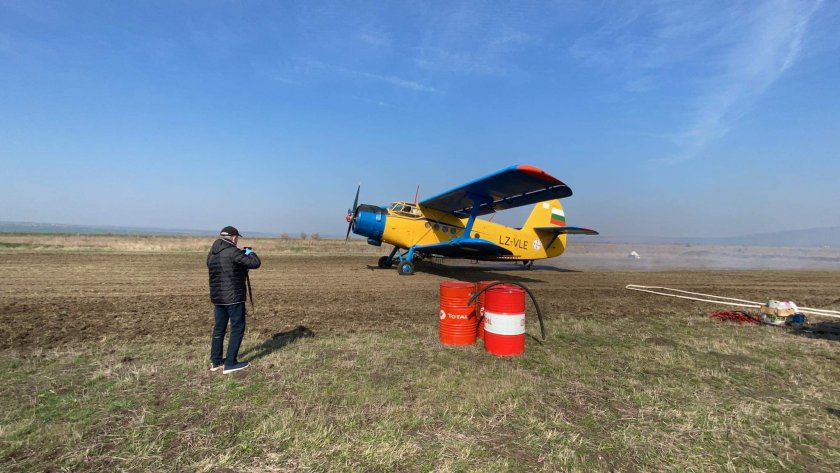 Самолет от Селскостопанската авиация дезинфекцира срещу COVID-19 в Карнобат