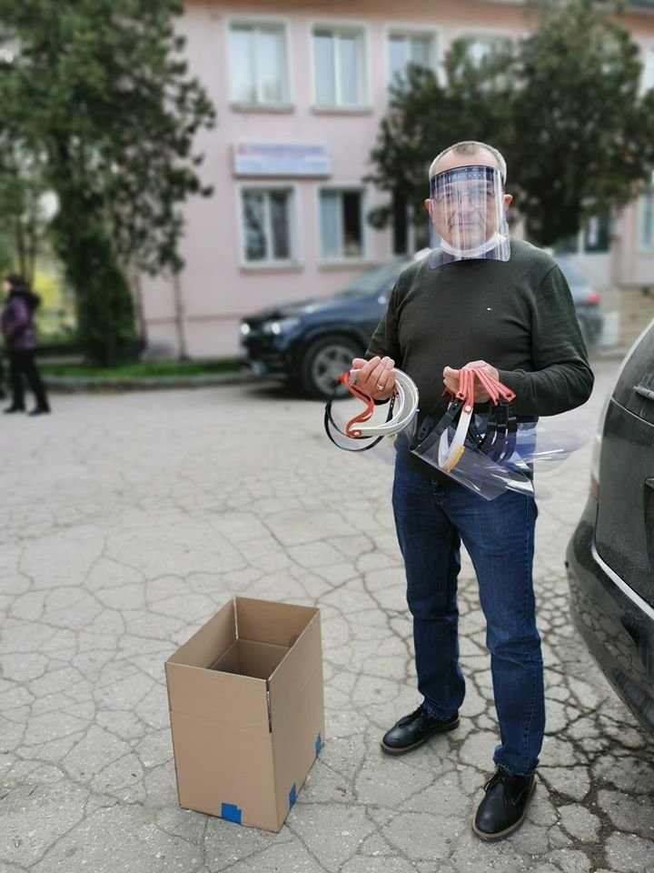 160 предпазни шлема дари русенският университет лекари полицаи администрация
