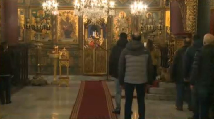 На Цветница службата ще бъде в храма, раздаването на върба - отвън