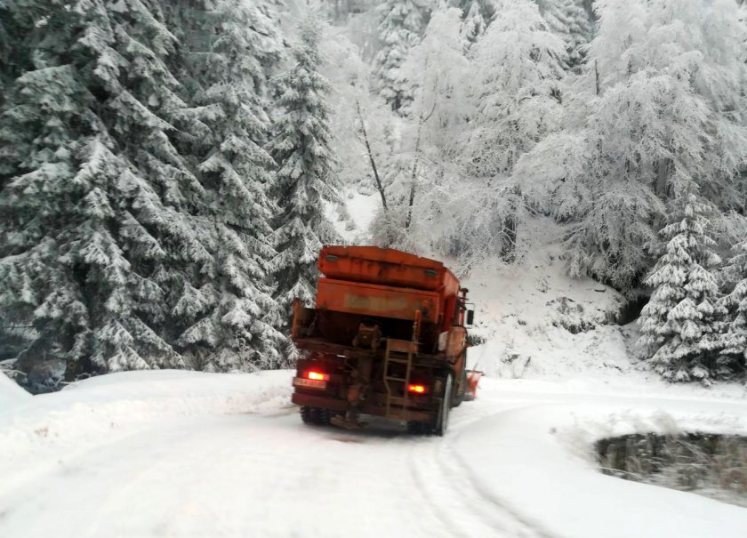 апи 220 машини почистват пътищата районите снеговалеж