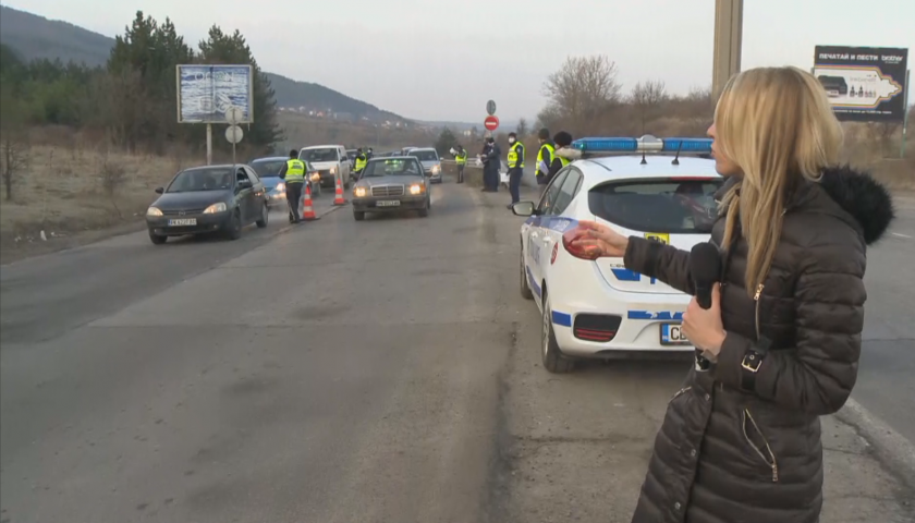12 полицаи проверяват на входа за София от Владая