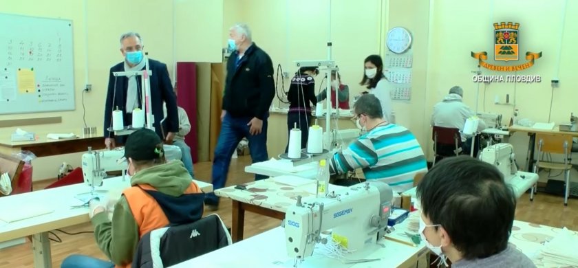 Социалното предприятие в Пловдив шие маски за общинските служители