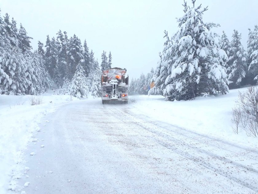 400 машини обработват пътищата районите снеговалеж