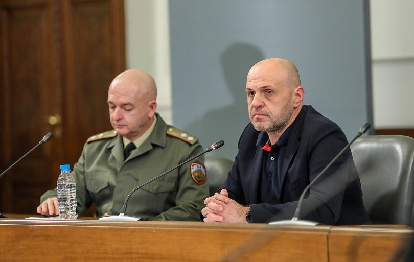 Актуални данни: Как сe разпределят защитните средства за медиците у нас и ще се разхлабят ли мерките за COVID-19