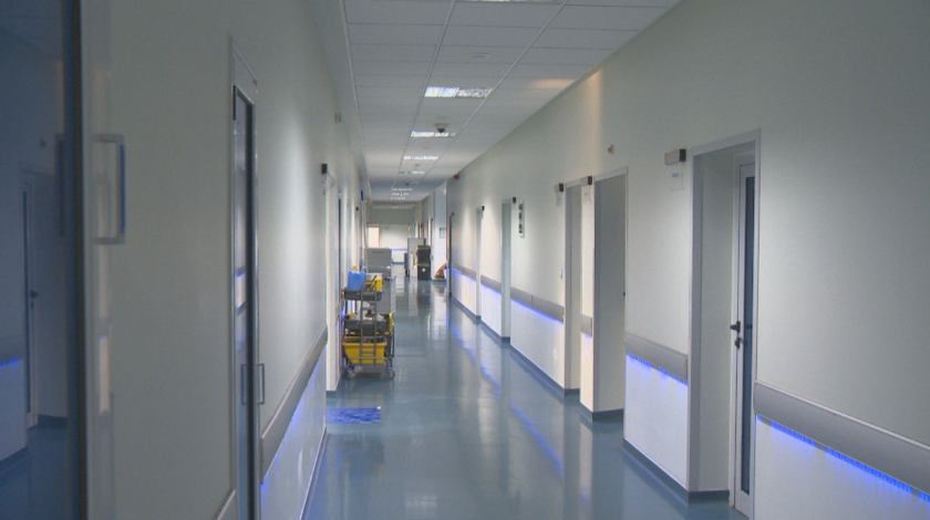 1700 души от 34 лечебни заведения ще получат 1000 лв. към заплатите си