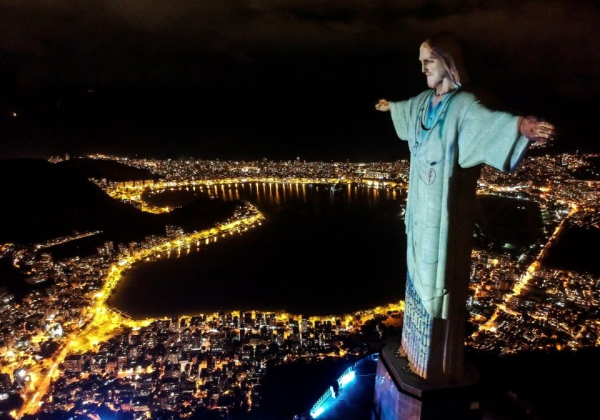 В Рио де Жанейро Исус Христос „облече“ лекарска престилка