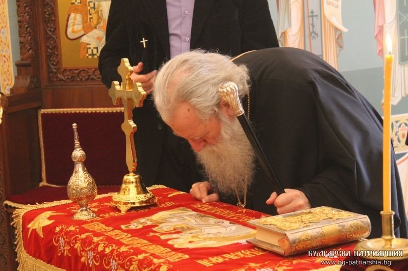 българският патриарх софийски митрополит неофит поклони христовата плащаница