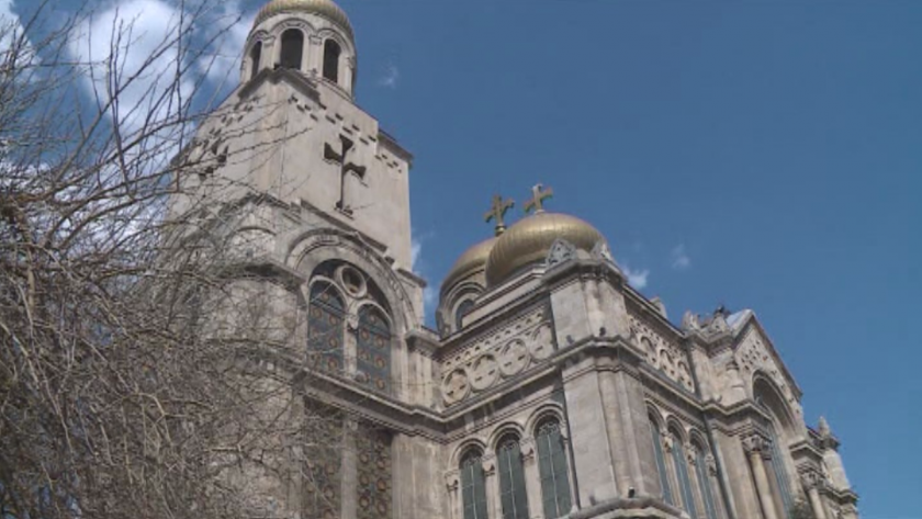 Подготвят храмовете във Варна за вечерната литургия