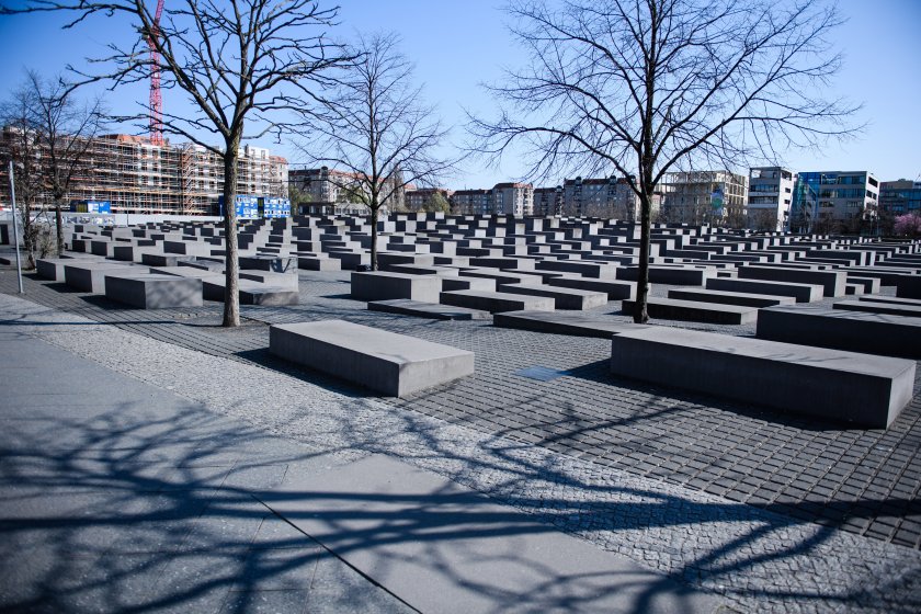 германия отбелязва годишнина холокоста сянката вируса