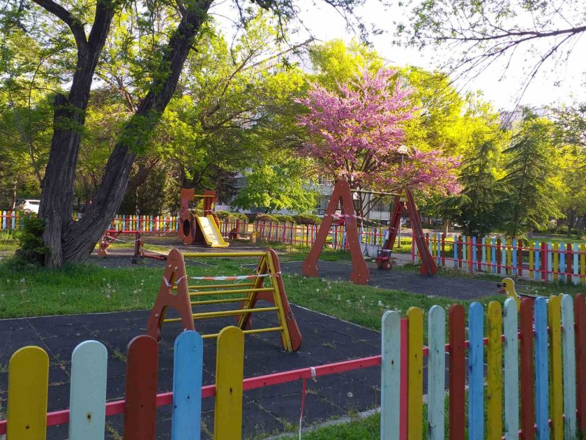 bdquoградини паркове пловдив възстановява скъсани сигнални ленти около пейки детски фитнес площадки