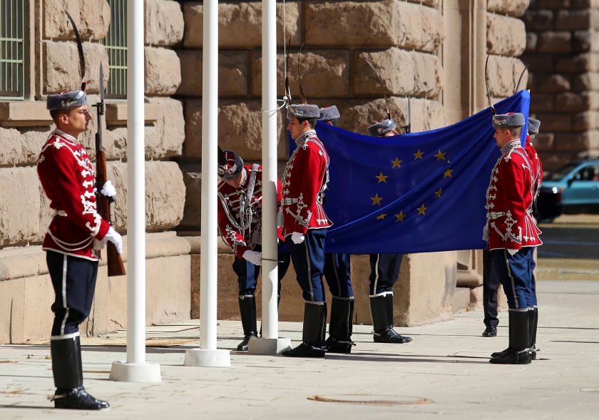 Тържествена церемония по издигането на знамето на ЕС пред Президентството