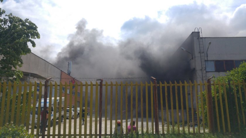 Проверяват за опасни вещества във въздуха след големия пожар в складове в Пловдив