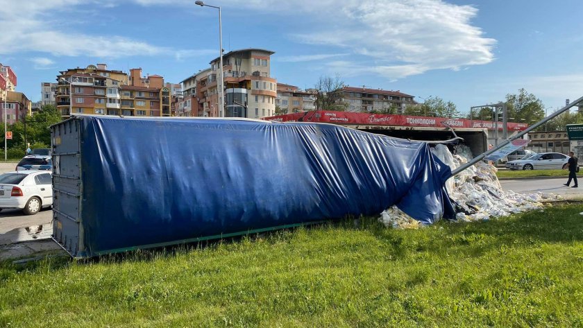 Камион се обърна на кръстовище във Велико Търново