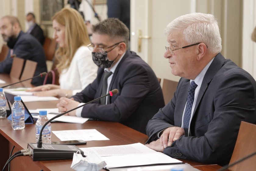 Правната комисия прие промените, които определят мерките след извънредното положение