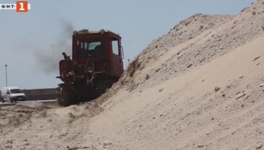 Булдозер подравнява пясъка от незаконно издигната дига на плажа в Каварна