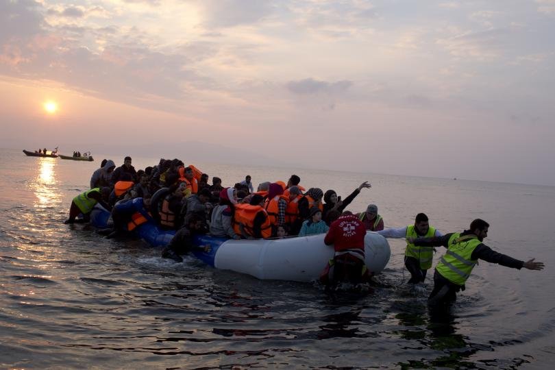 лодка мигранти пристигна остров лесбос