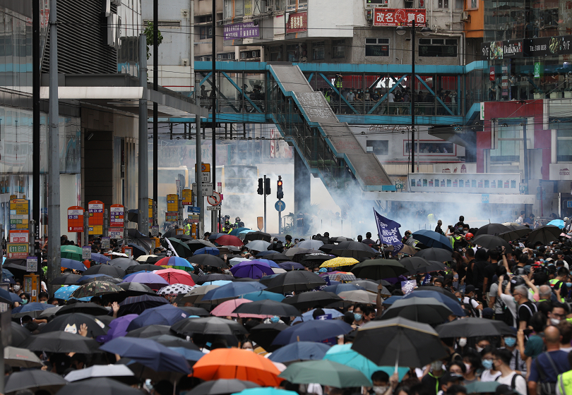 полицията хонконг задържа 100 демонстранти