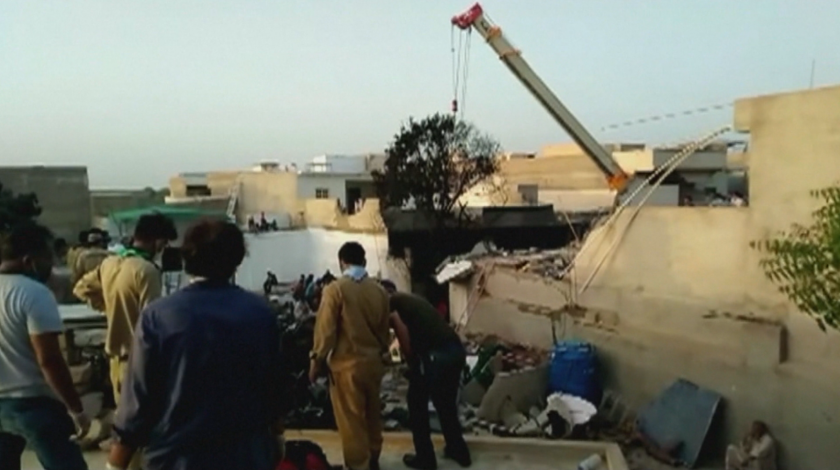 жертвите авиокатастрофата пакистан двама оцеляха