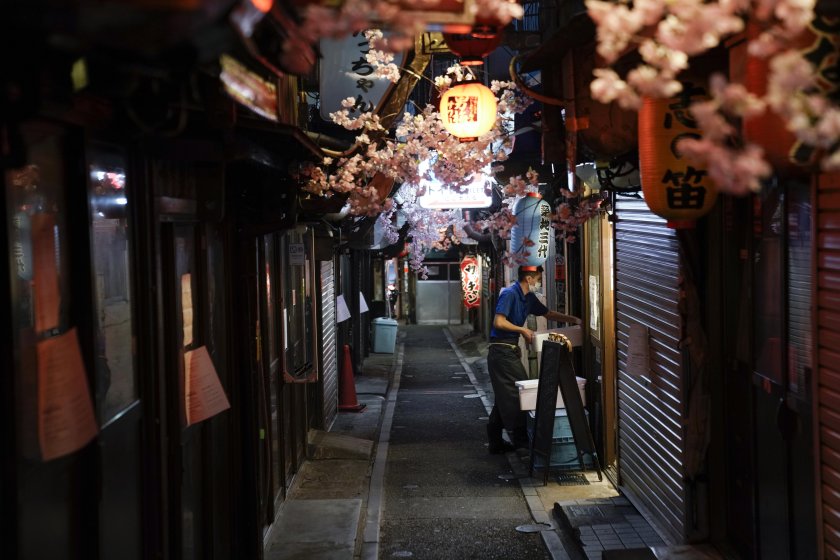 Япония свали извънредното положение, но с едно наум