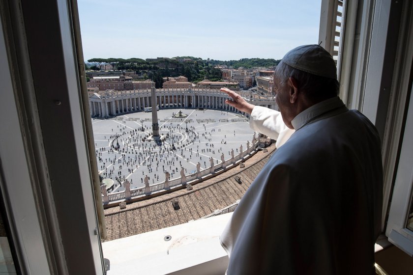 папата подновява молитвите прозореца