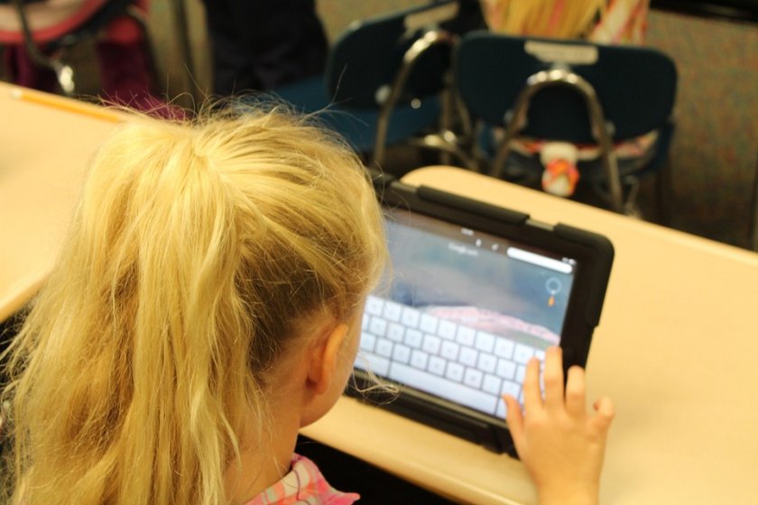 социално слаби деца получат лаптопи стойност млн